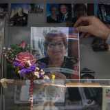 Ciro ci fa vedere una foto della mamma Angela, che per tutta la sua vita gli ha fatto compagnia durante le ore di lavoro. �Fu lei, nonostante l�et�, a consigliarmi di aprire un pagina social dell�edicola per avere pi� visibilit�